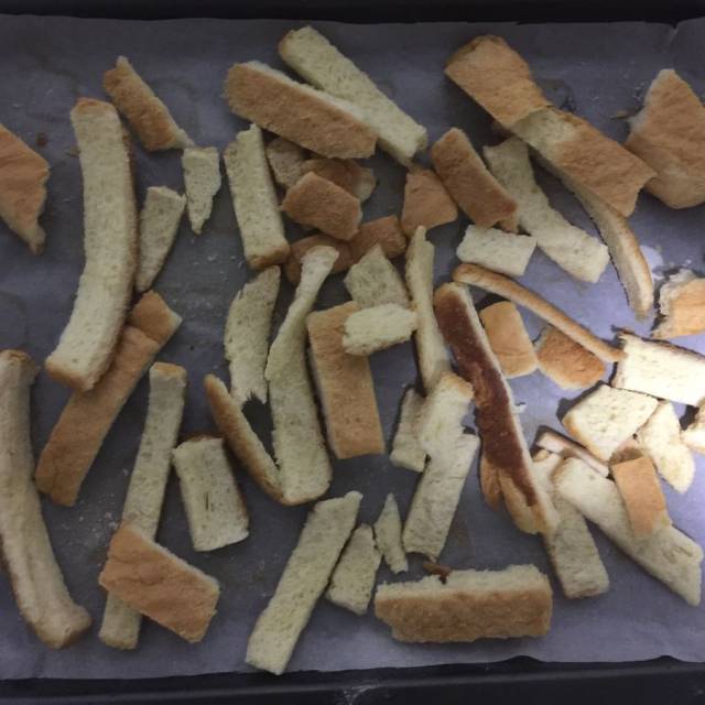 三明治总会剩好多边角料,给谁谁都不吃,扔了又可惜,不如做成面包糠