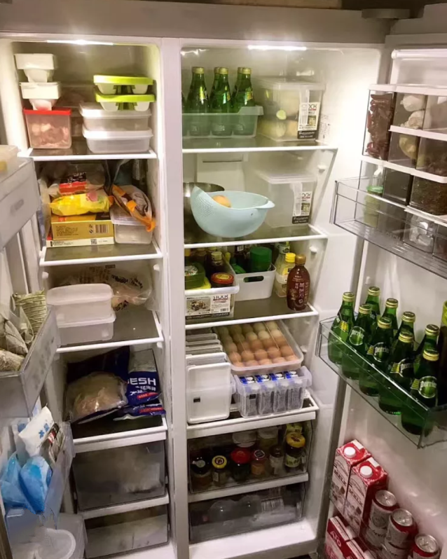 双开门的冰箱,满满当当的收纳,足以证明我们一家人都是吃货哈哈!