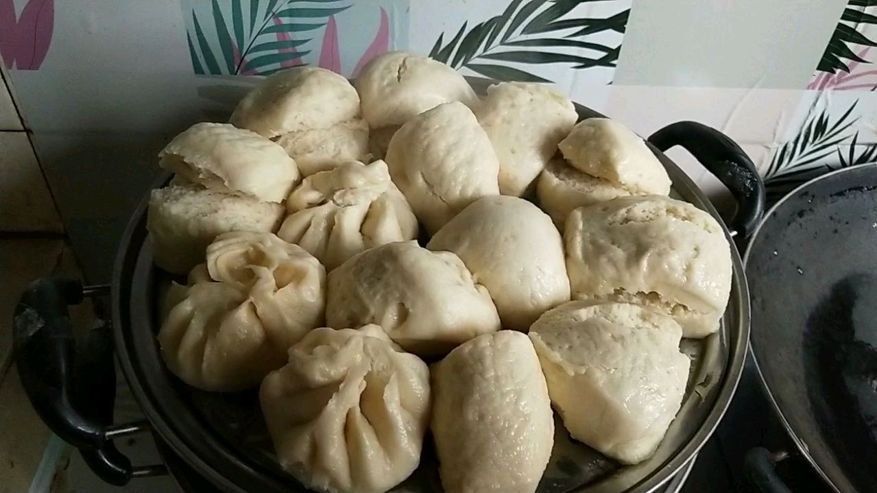 自己在家做的纯手工馒头,味道很好有嚼劲,一人吃了6个好过瘾
