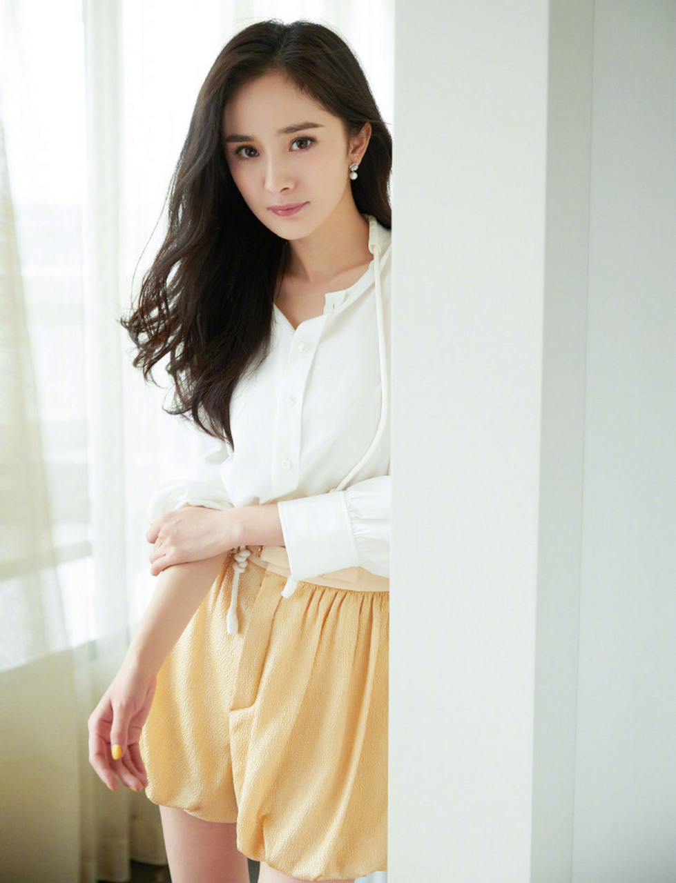 杨幂一组最新活动造型,柔大波浪卷发搭配纯白真丝衬衫,金色灯笼短裤既