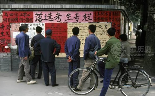 80年代老北京照片:落榜大学生的专栏,万元户是当时的小康人家