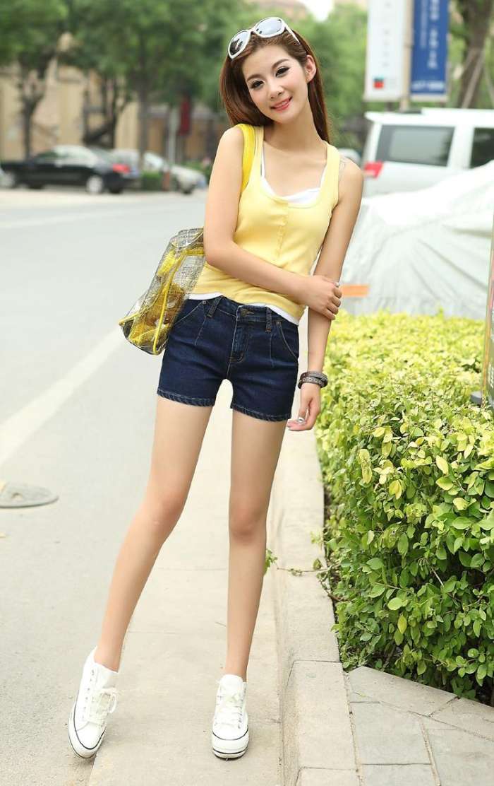 短裤美女清秀性感让人心动