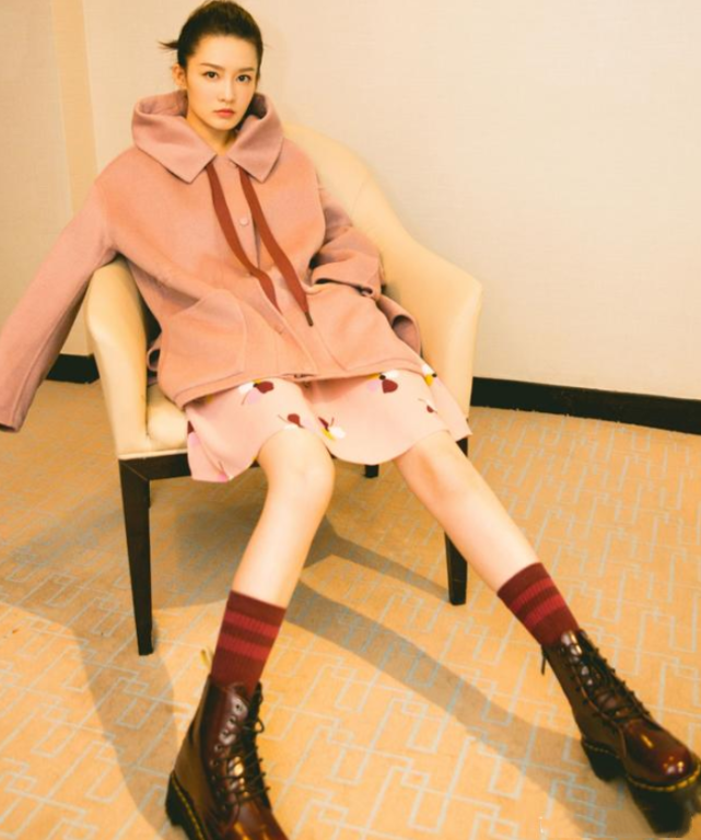 别人还在穿长筒袜,李沁开始穿马丁靴搭中筒袜,贼显腿细