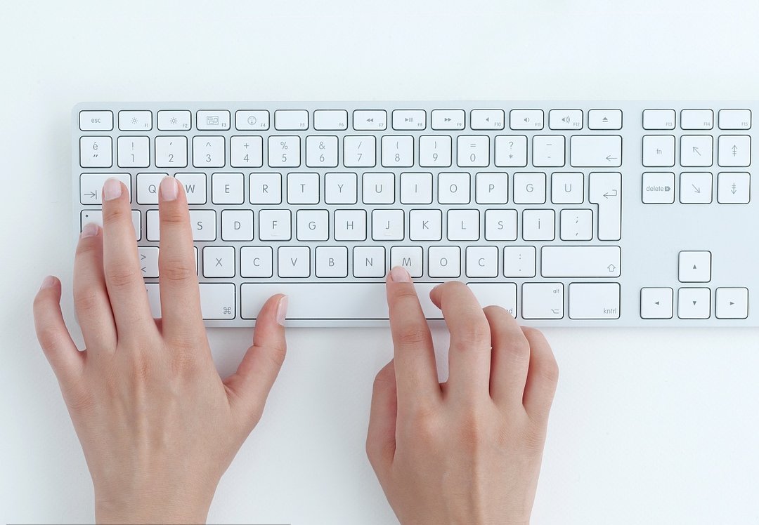 现在人工作需要用到键盘,在键盘上打字就和26键输入法是一样的了,所以