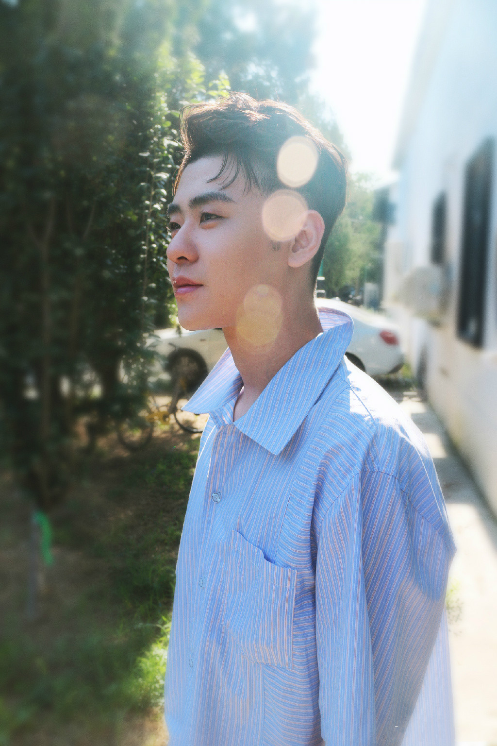 "辫哥哥"张云雷走机场,白t恤配背带裤,从小剧场帅到了机场!