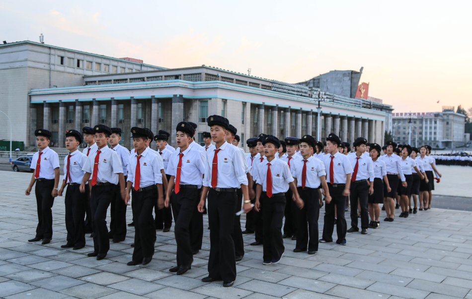 街拍朝鲜平壤:学生校服很美,经常能见到漂亮姑娘!