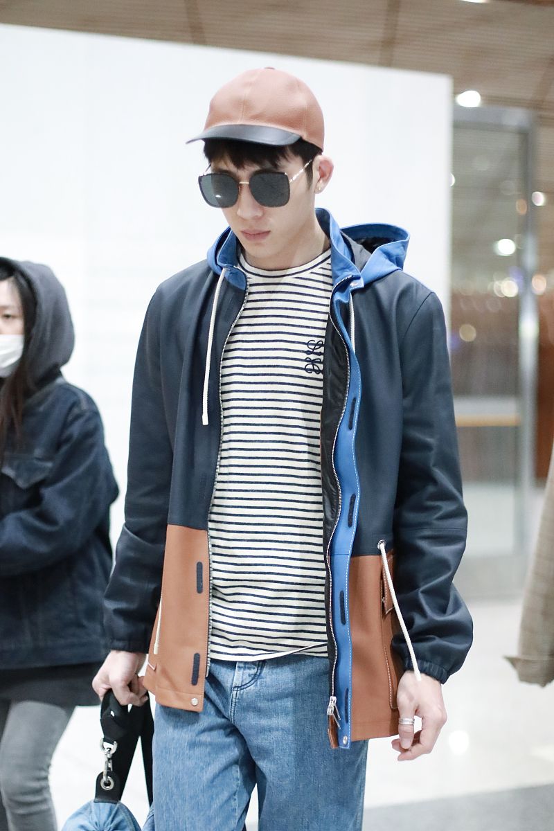 井柏然街拍:拼色夹克内搭条纹t恤 loewe旅行袋清爽有型