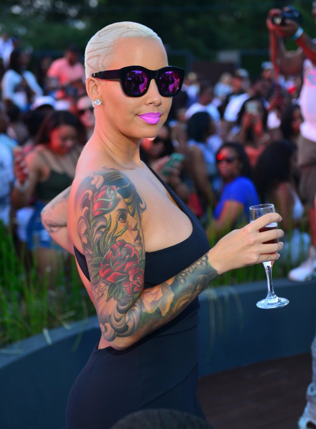 艾波罗斯大秀丰乳肥臀 吸水烟吐云吐雾与猛龙后卫相拥耳语