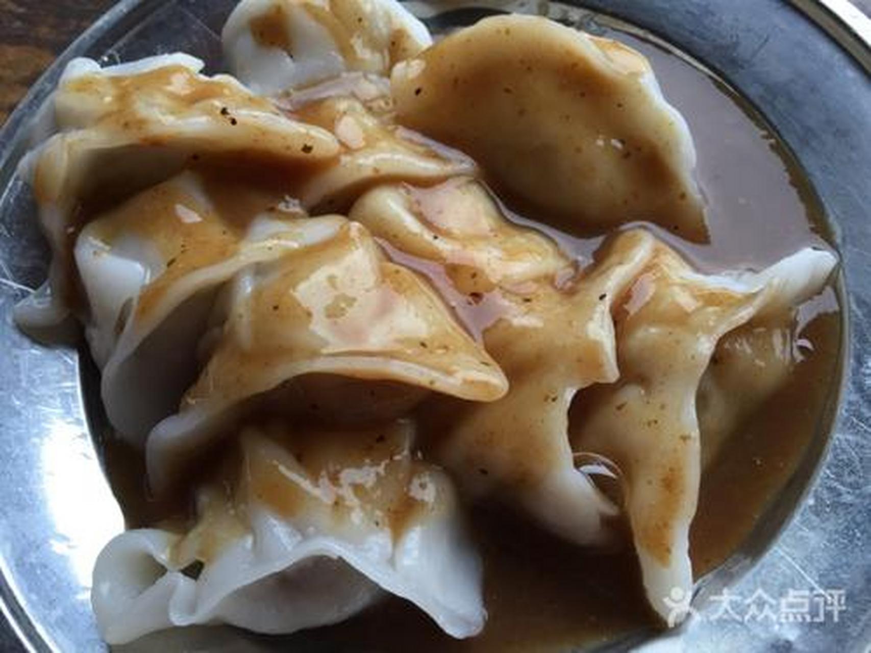 在南宁,一定要去水街点一份老甘粉饺,有马蹄,香菇,韭菜等等,淋上酸甜