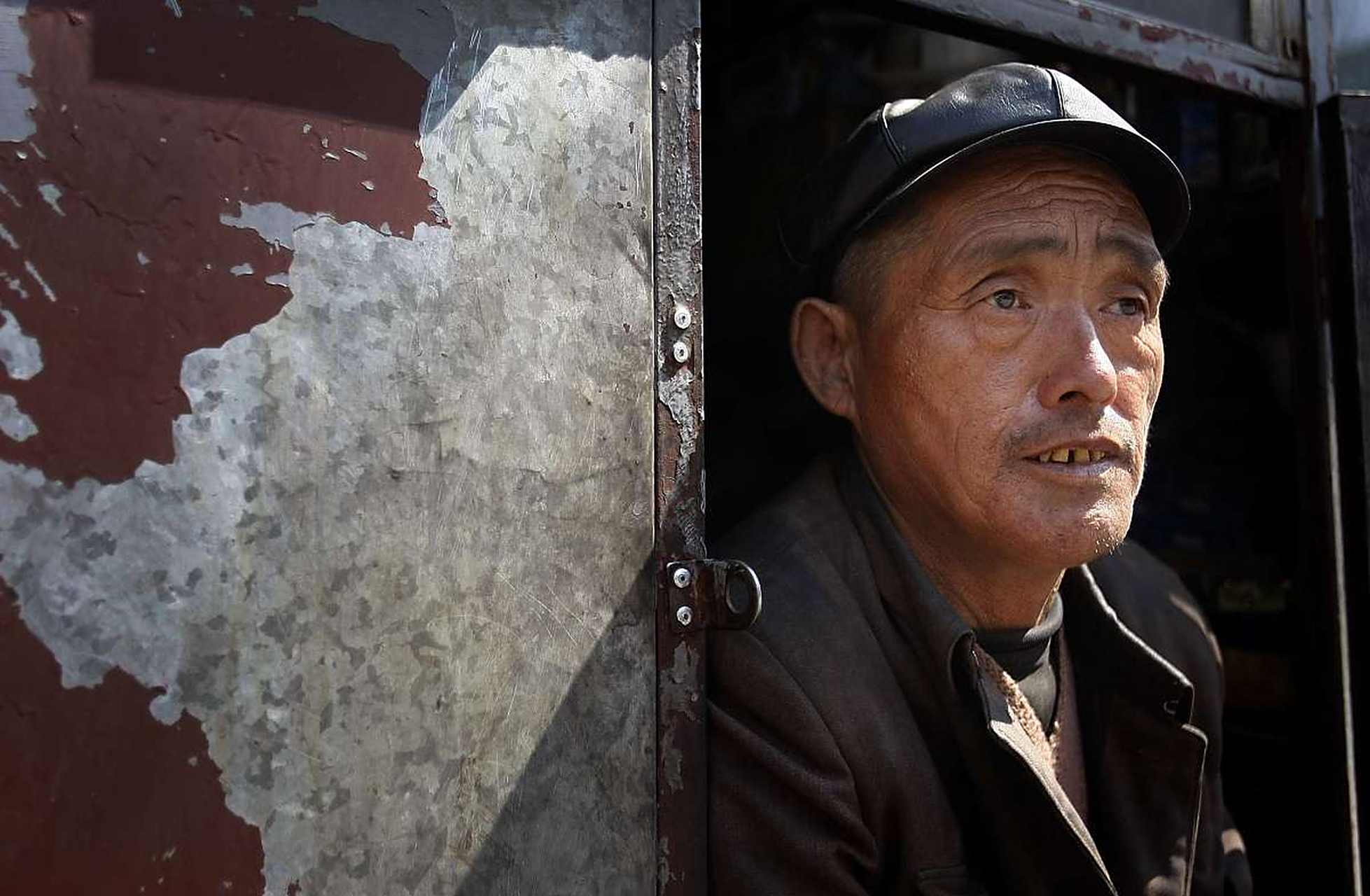 村里55岁的老光棍一下走了运,有人要花高价买他那石头垒的破房子,连他