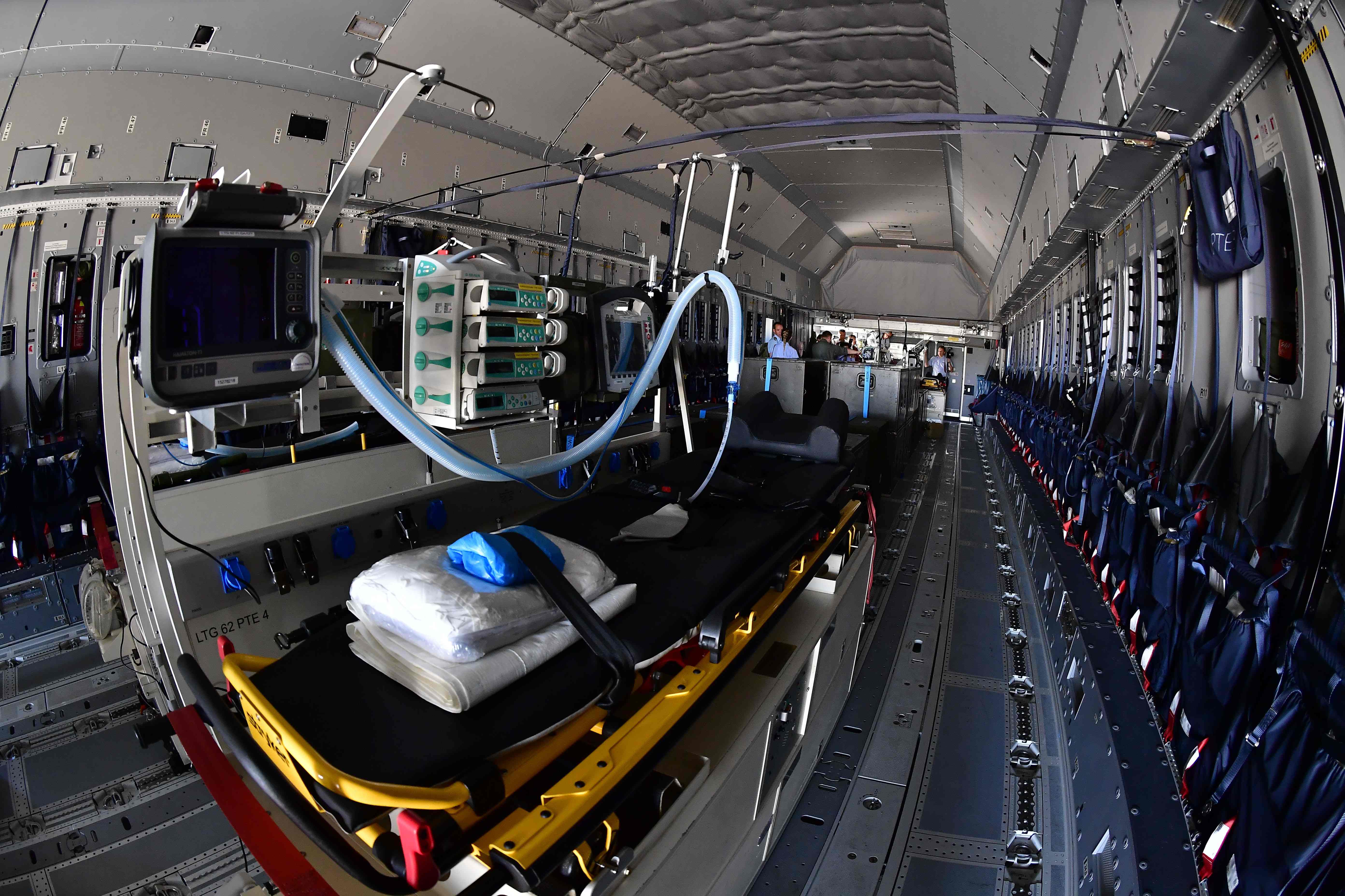 德国展示配备医疗设备的a400m军用运输机(7)