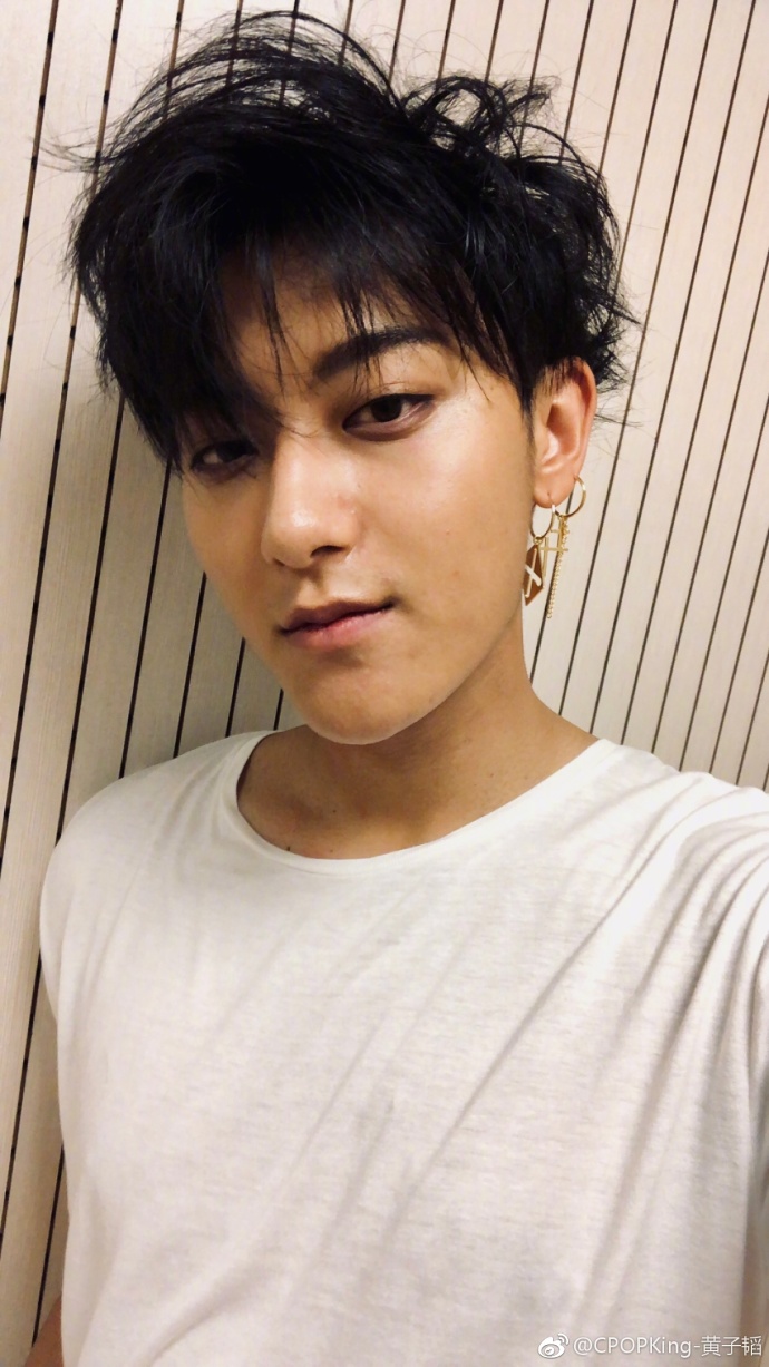 黄子韬晒4张自拍照,其中3张都是比剪刀手,莫非他也不会摆poss