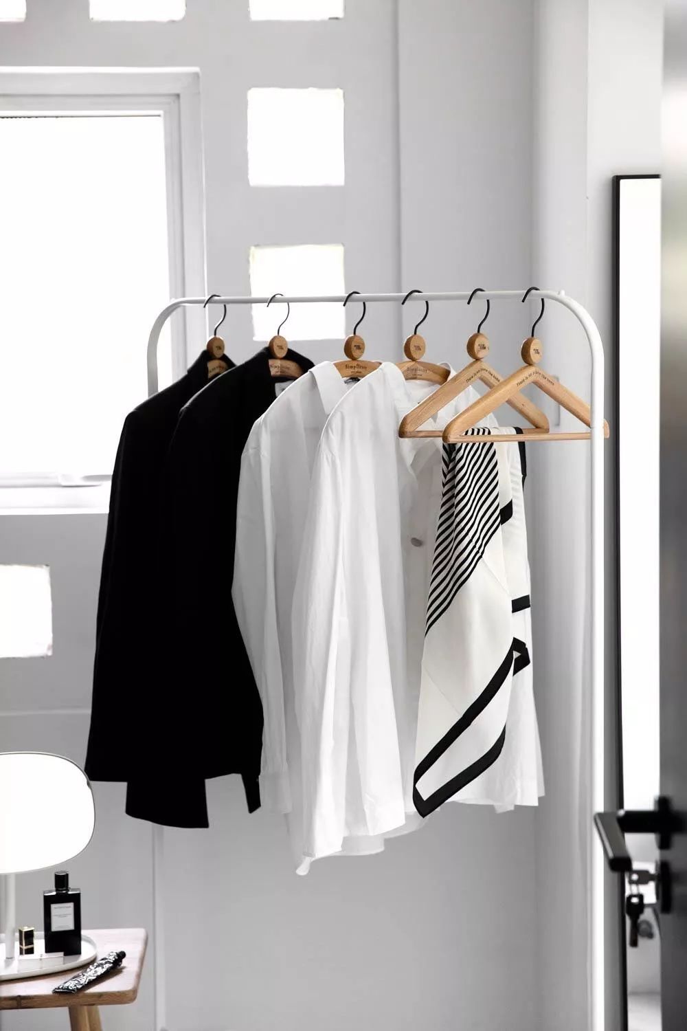 家里放个挂衣架,临时换下的衣服挂上去,美观实用两不误!