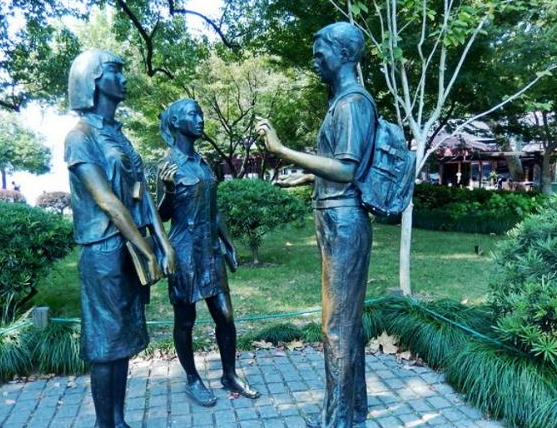 想欣赏西湖的美景吗?欢迎来杭州湖滨公园! 公园的人像雕塑