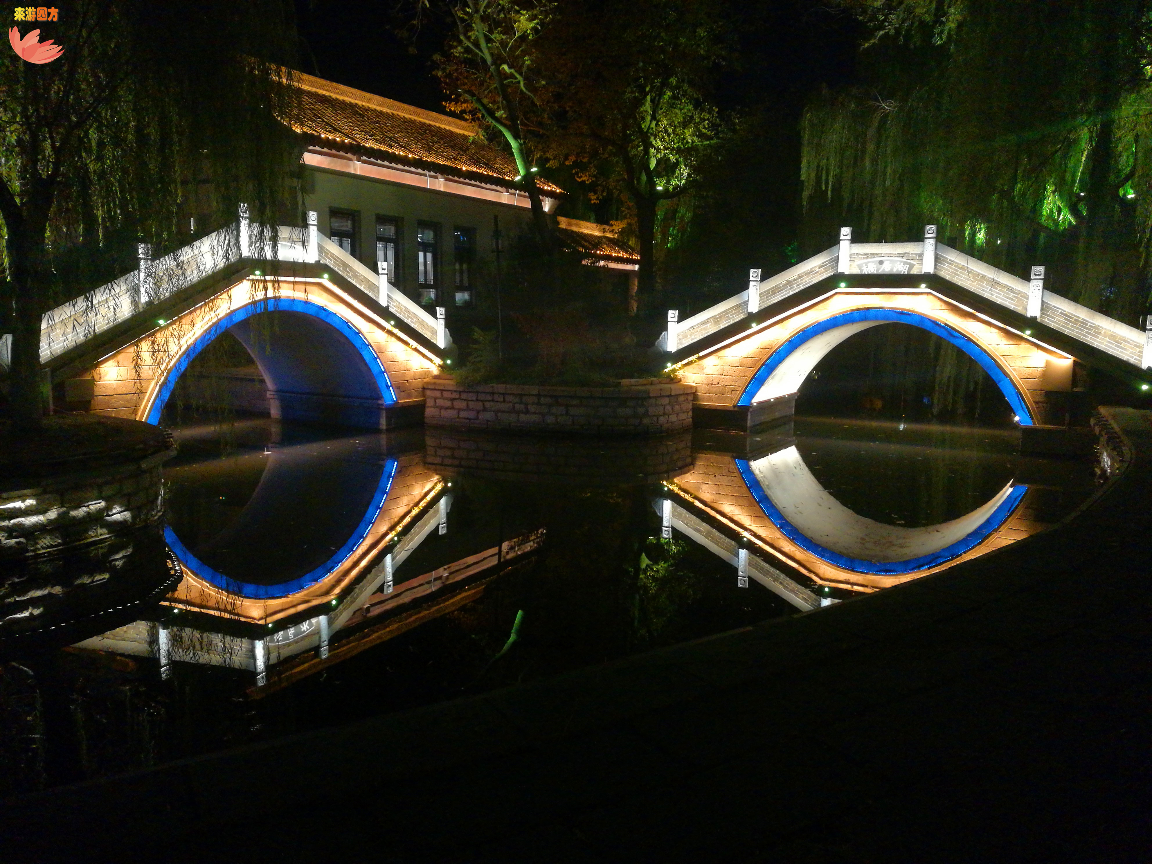 大明湖夜景一定不能少了这些各式各样的桥,圆形,方形,拱形,梯形,在