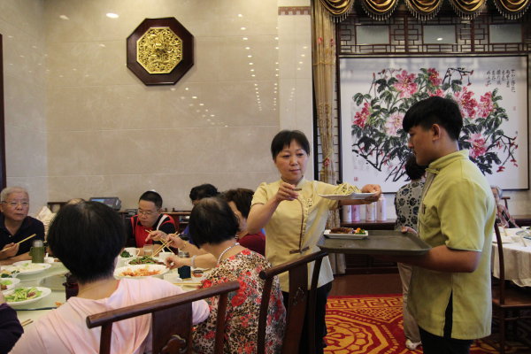 包吃包住工资不低,餐饮店为什么还是留不住员工,除了累还有?