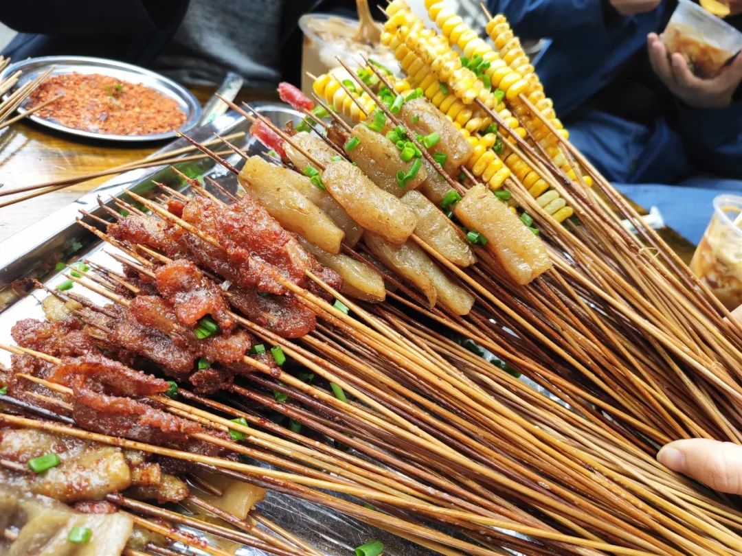 跷脚牛肉,钵钵鸡,油炸串串……原来乐山才是四川的美食之都