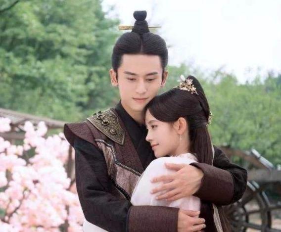 参观张哲瀚住的豪宅,家里设计也太普通了,墙上只有涂白漆