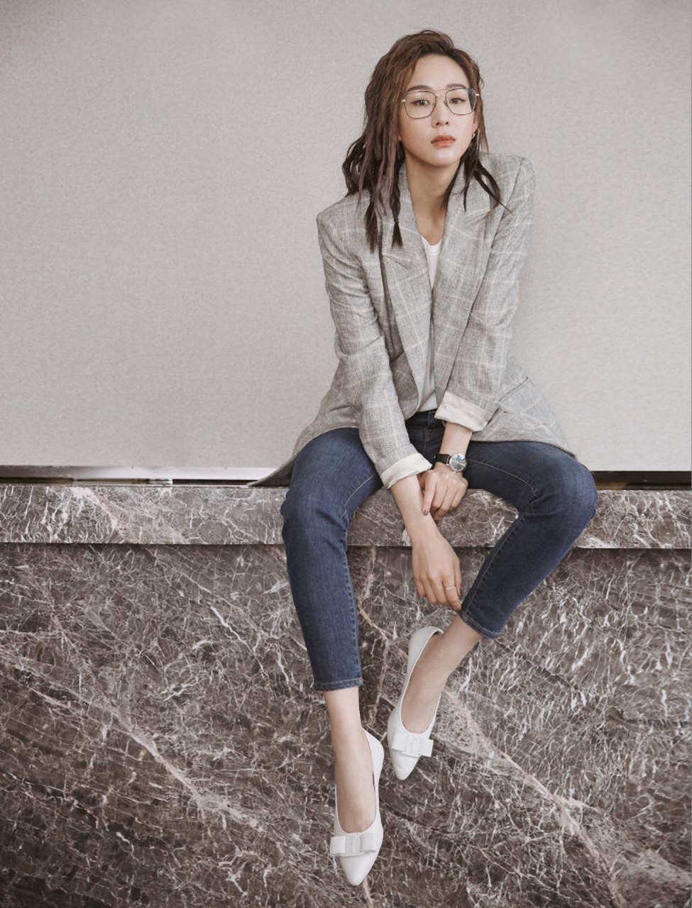 张钧甯周末福利,灰色格纹西装配牛仔裤简约优雅,方便面发型活力又俏皮