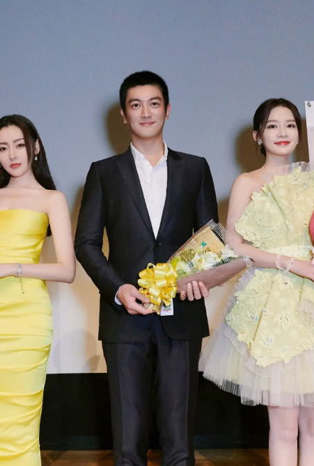 张天爱李沁再同框,同穿礼裙秀美腿,谁没健身一目了然