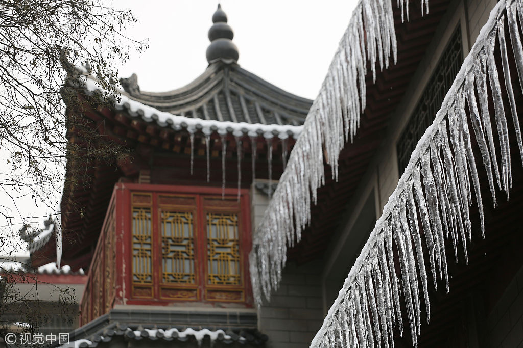 西安连降大雪气温低 排排冰柱似利剑