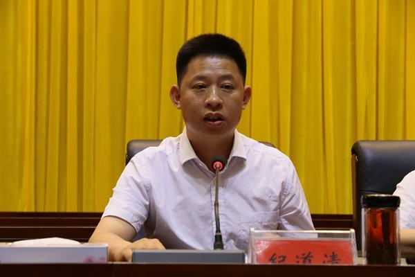 蔡贤忠在全县脱贫攻坚工作会上强调:坚持目标导向 问题导向 实干导向