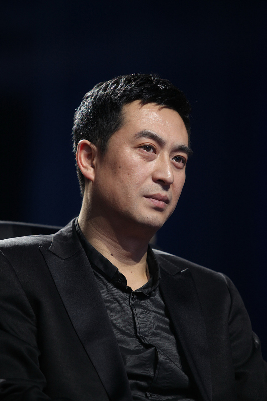 张嘉译在影视作品中展现了他独特的魅力,他的演技深沉而又真实,完美地