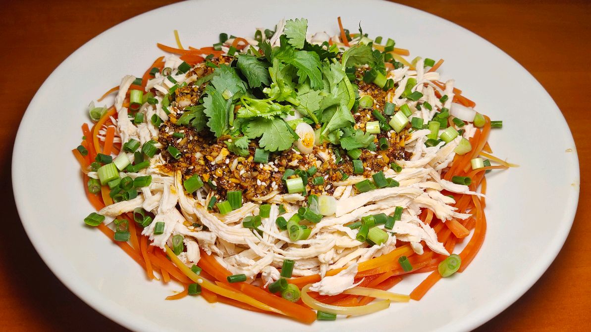 川菜经典凉拌菜,正宗麻辣鸡丝的做法!不仅味道好,卖相也很不错