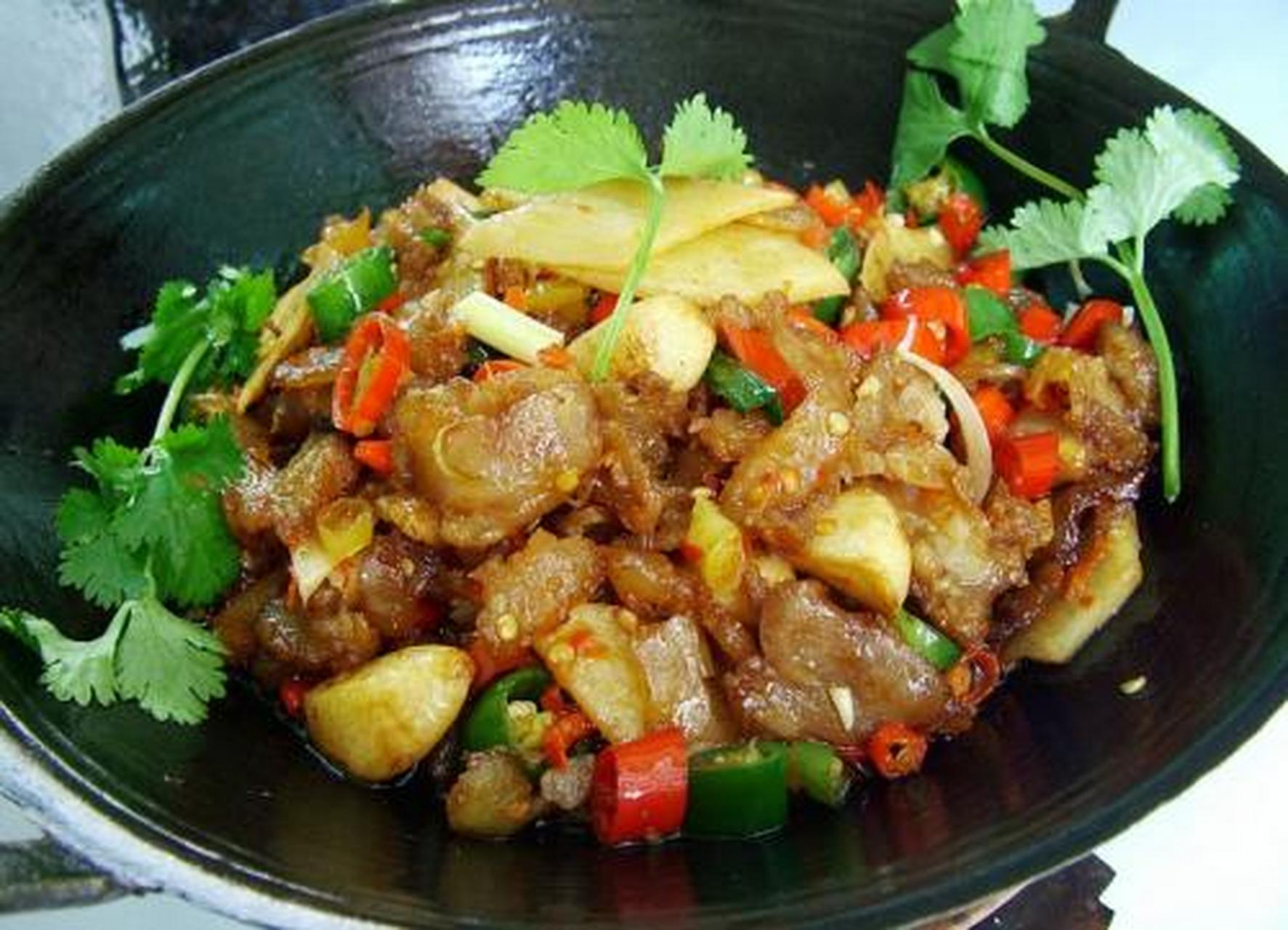 干锅菊花牛鞭是湖南省传统的汉族名菜,属于湘菜系.