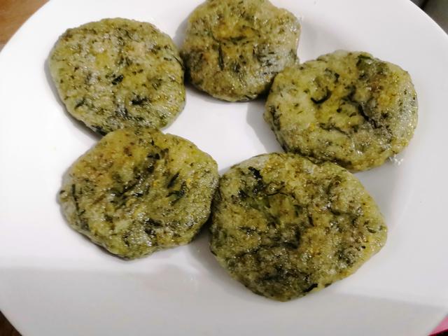 这种野菜做粑粑太好吃了,我们叫清明草,你们叫什么呢?