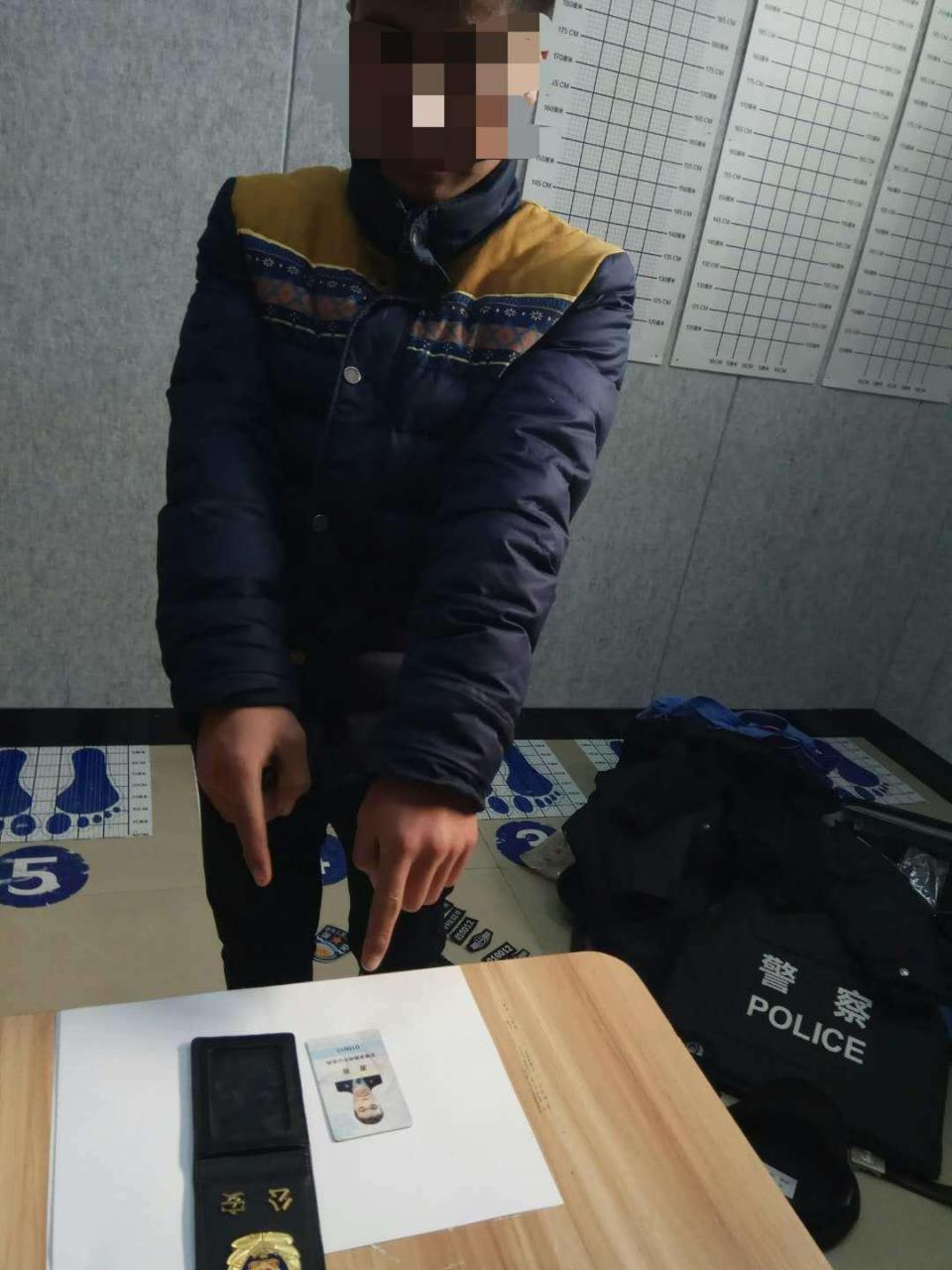 搞笑!15岁少年冒充警察抓嫖反被抓 真假警察相遇