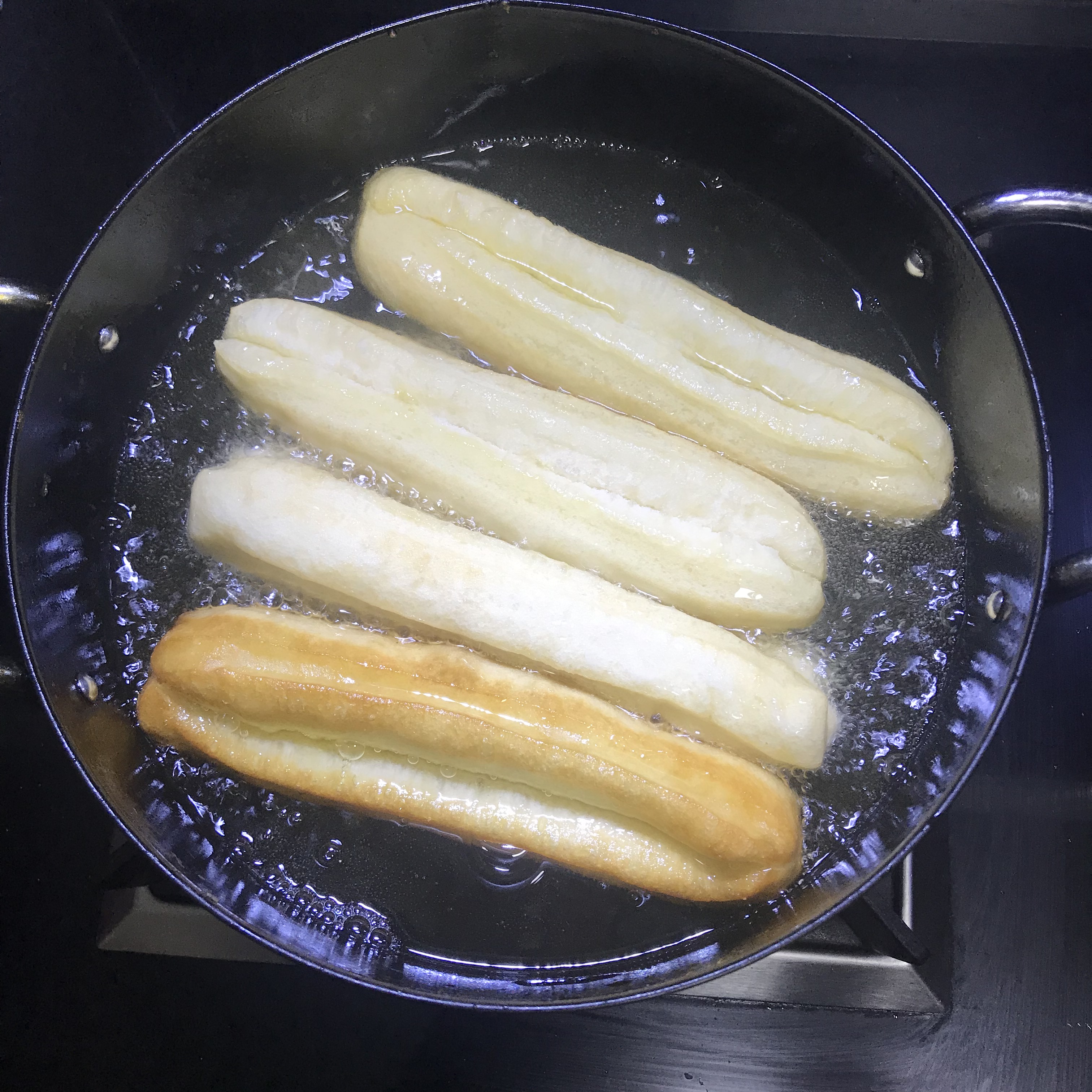 最喜欢白白胖胖的油条,在油锅里翻滚的样子,煎黄酥香,好美味.