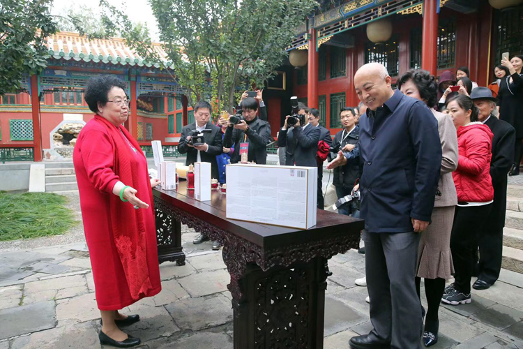 口红,眼影之后,故宫又上新"故宫紫檀护肤品"|组图