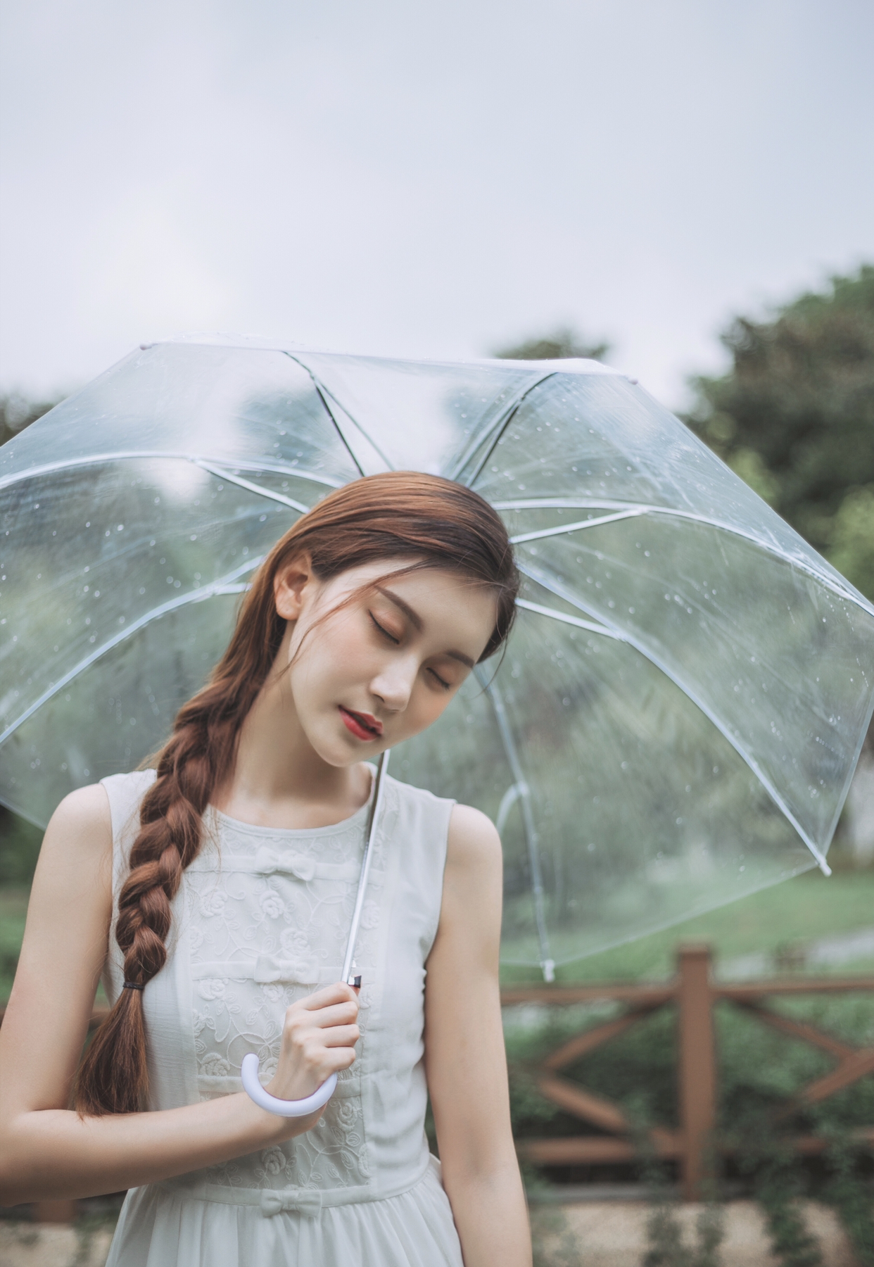 女生雨中撑伞唯美图片图片