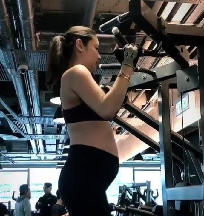 乐基儿怀孕8个月晒瑜伽照,自曝孕期内瘦了5斤多,粉丝揪心!