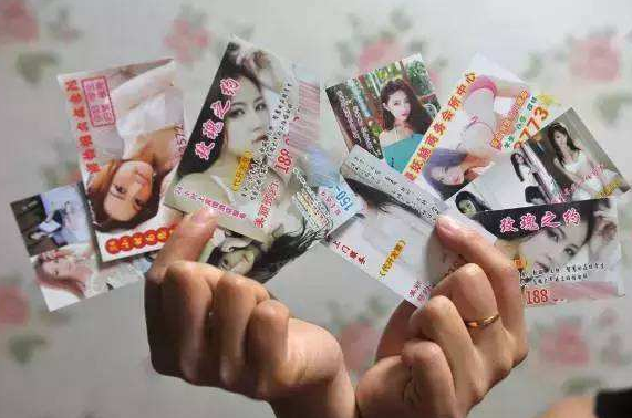 游客喜欢半夜住酒店,隔天地上30张小卡片,服务员:谁打谁倒霉