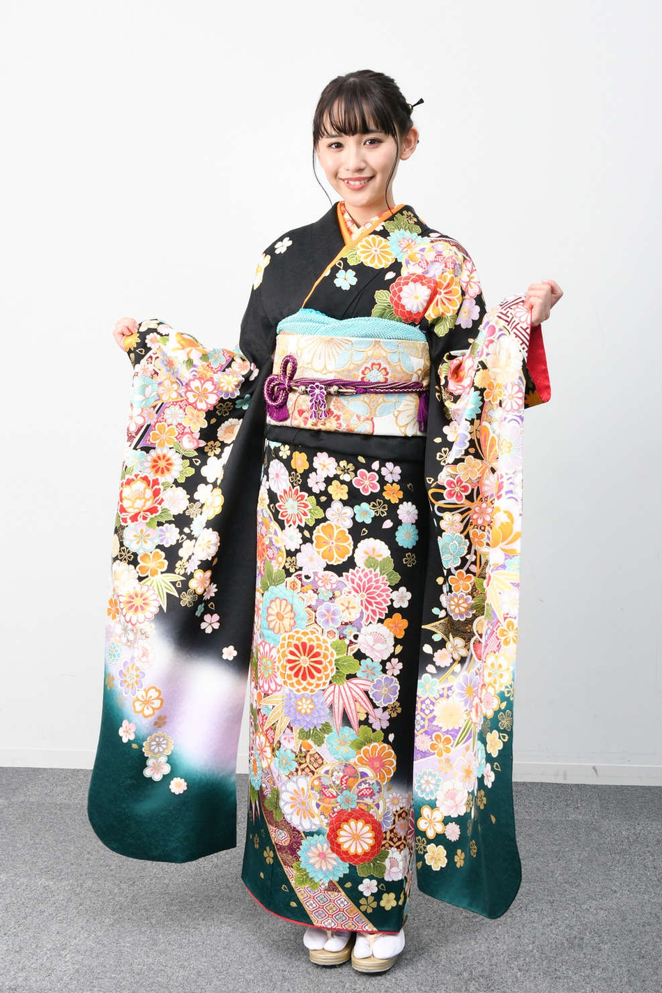 组图:浅川梨奈拍摄成年式写真 穿黑色和服气质温婉可人