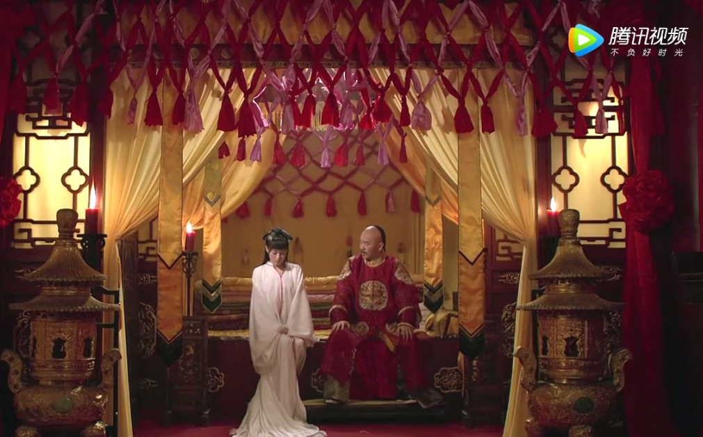 甄嬛传:甄嬛侍寝前沐浴时,有谁注意到槿汐的衣着?看到都说嫌弃