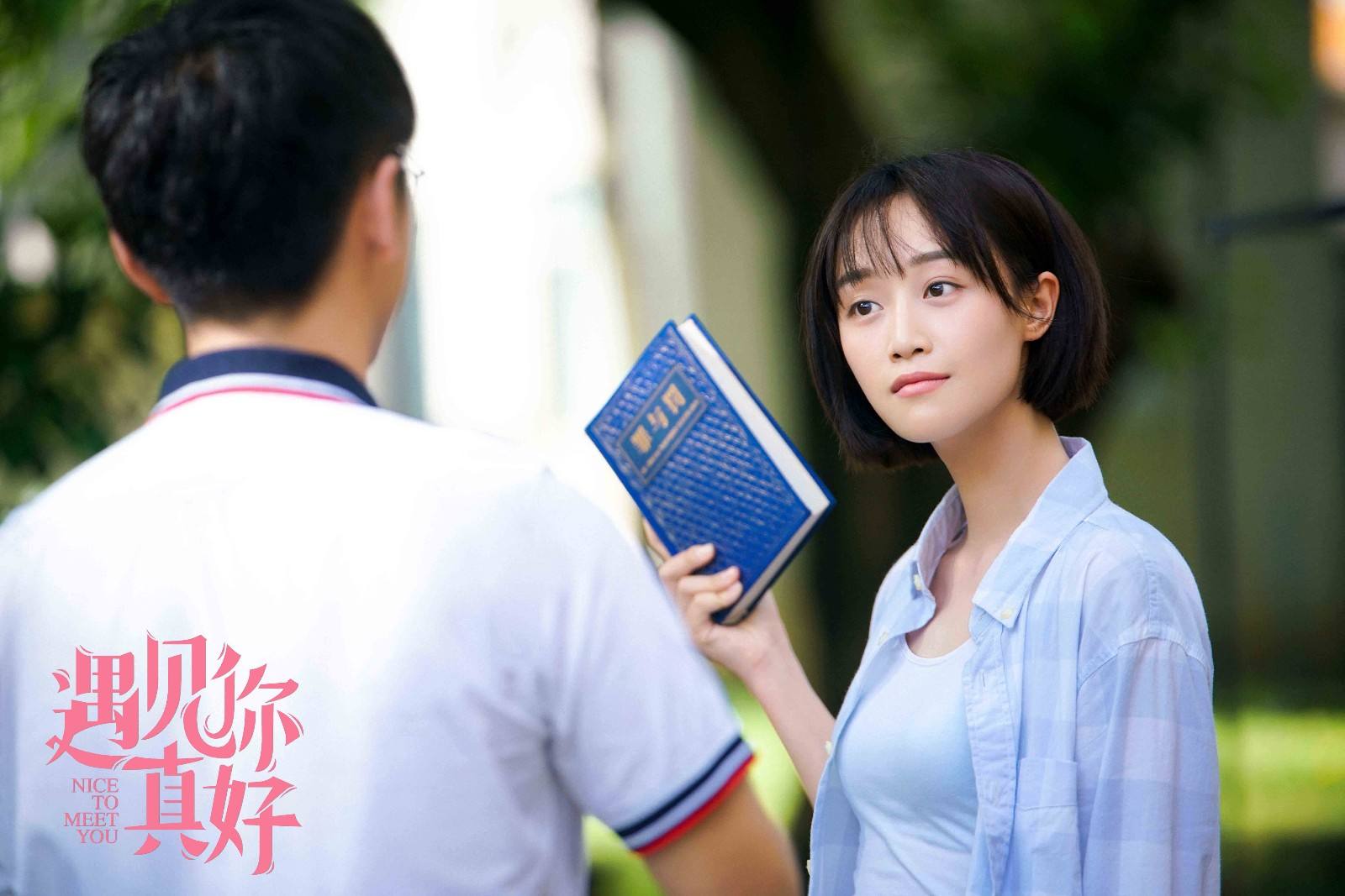 彭于晏电影《紧急救援》首曝工作照,身着救援服站在直升机旁太帅