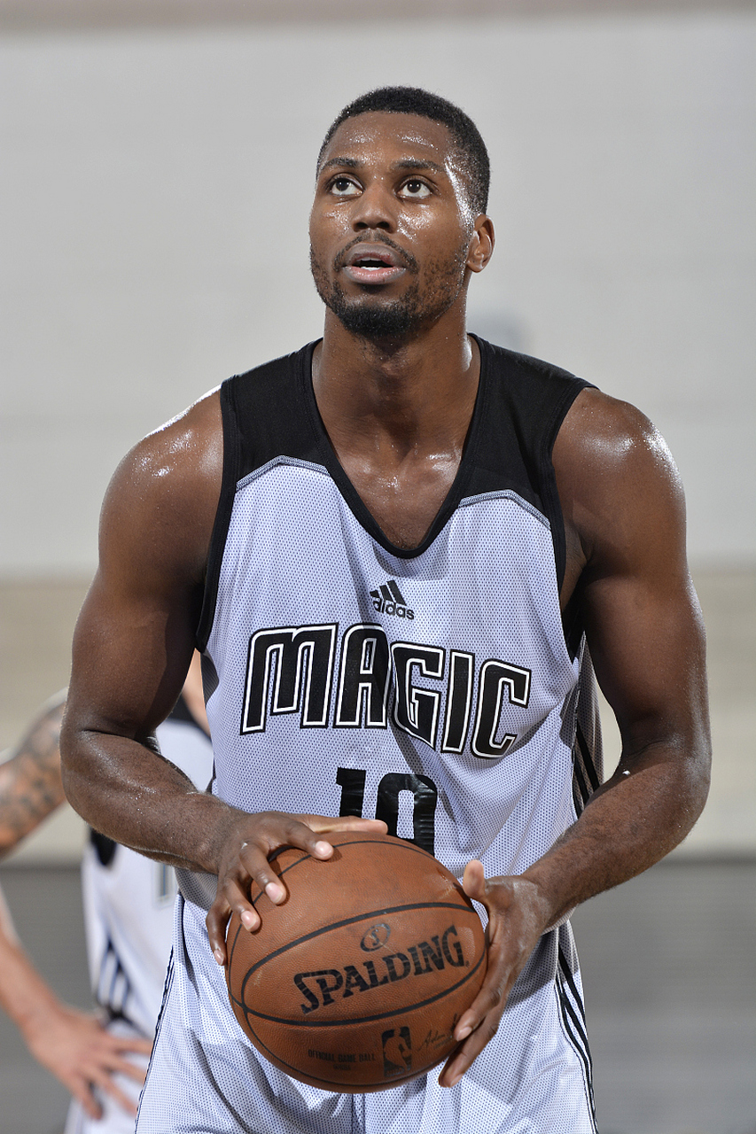 2篮板,接着就被球队裁掉然后无人问津了,后面怀特塞德连续三年在外