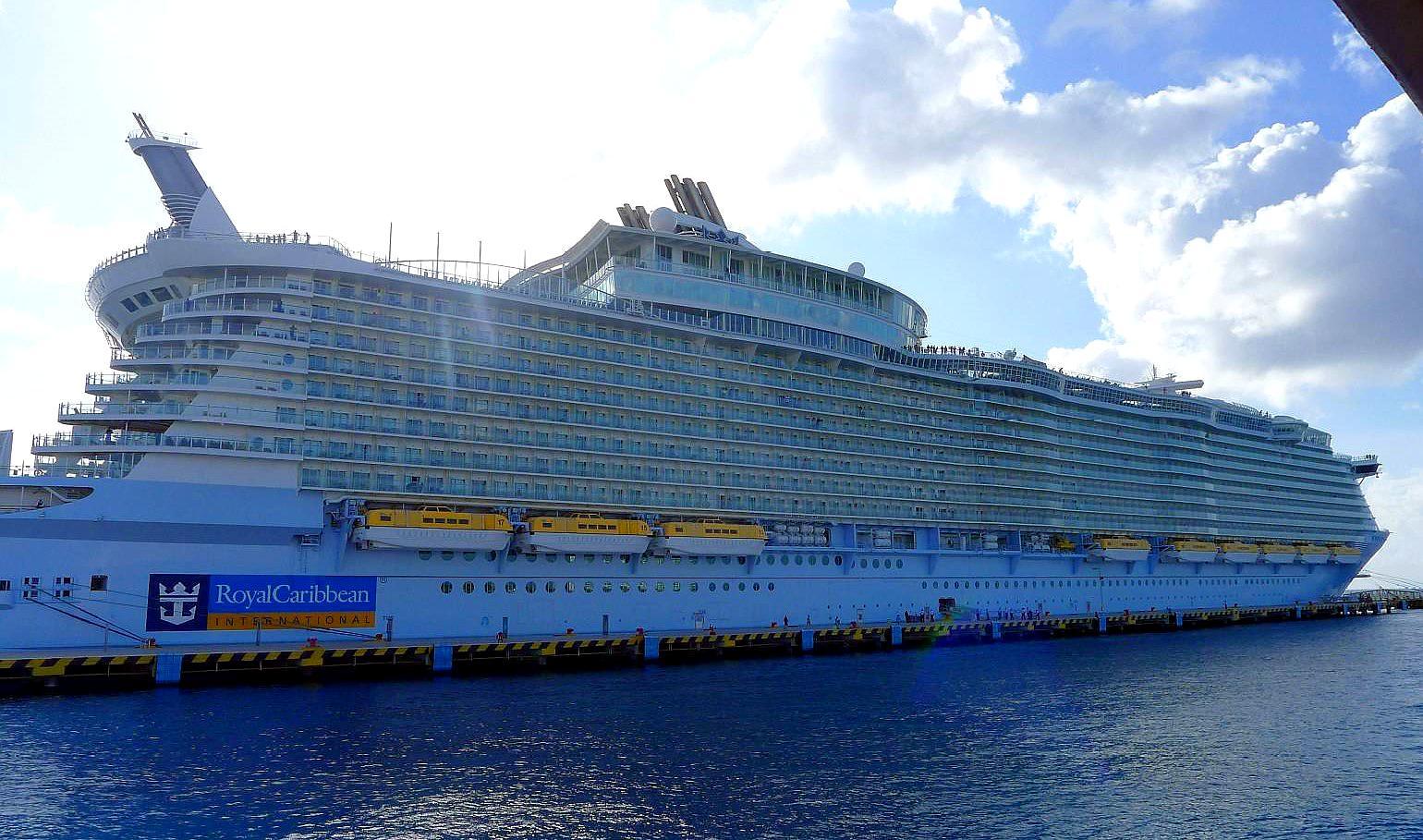 介绍完这艘海洋绿洲号,你是不是也想上来看一下呢?