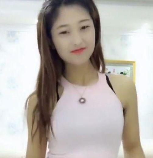 抖音惊现"腋毛女",一抬手黑森林吓坏网友:隔着屏幕都是味!