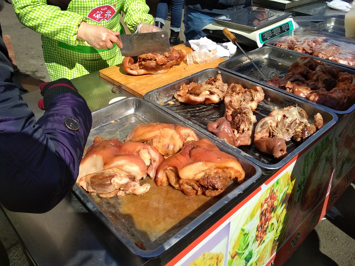 昨儿下班路上,远远就闻见一股卤肉香