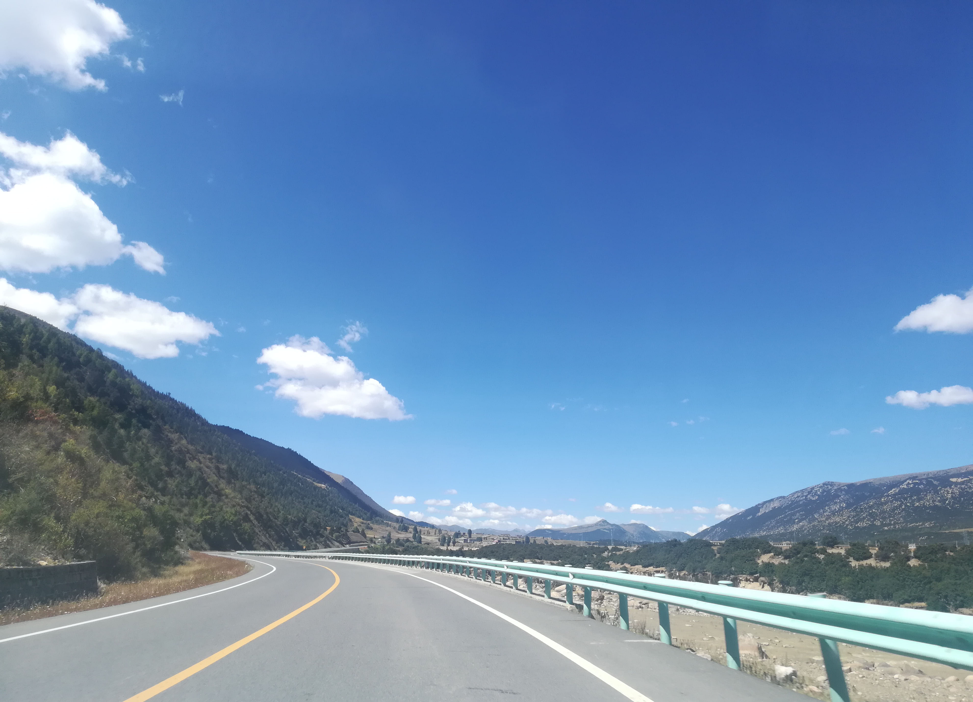 厌烦了都市狭隘的视野和堵车的心塞,不妨开车来一次川西公路,让心开足