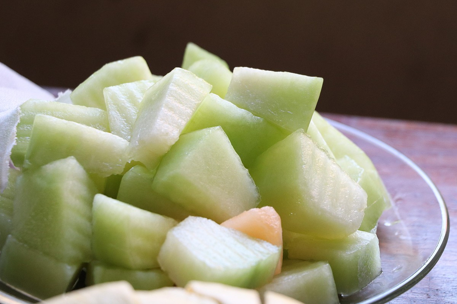 白油冬瓜是一道以冬瓜为主料的清爽可口家常菜,通过烹调过程中使用