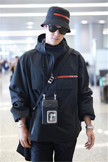 杜江现身机场.他全套黑色look墨镜遮面酷帅十足,走路生风似大佬.
