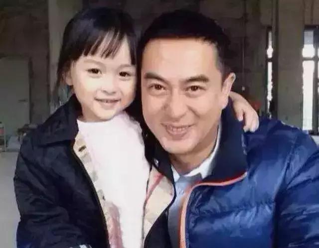 张嘉译全家福曝光,女儿甜美可爱,妻子貌美如花,背景也很强大!