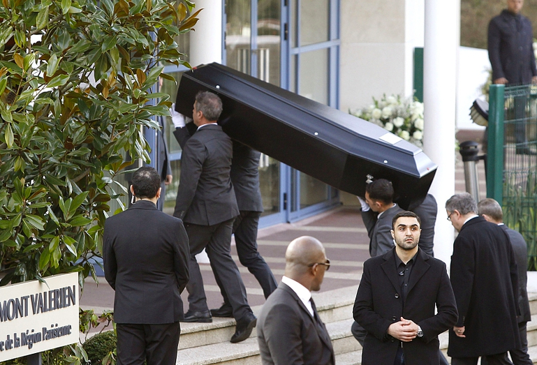 "老佛爷"葬礼巴黎低调举行 "时尚女魔头"安娜-温图尔等现身