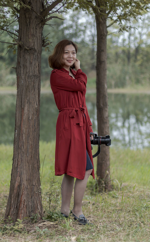 女孩摄影:月亮湾公园里