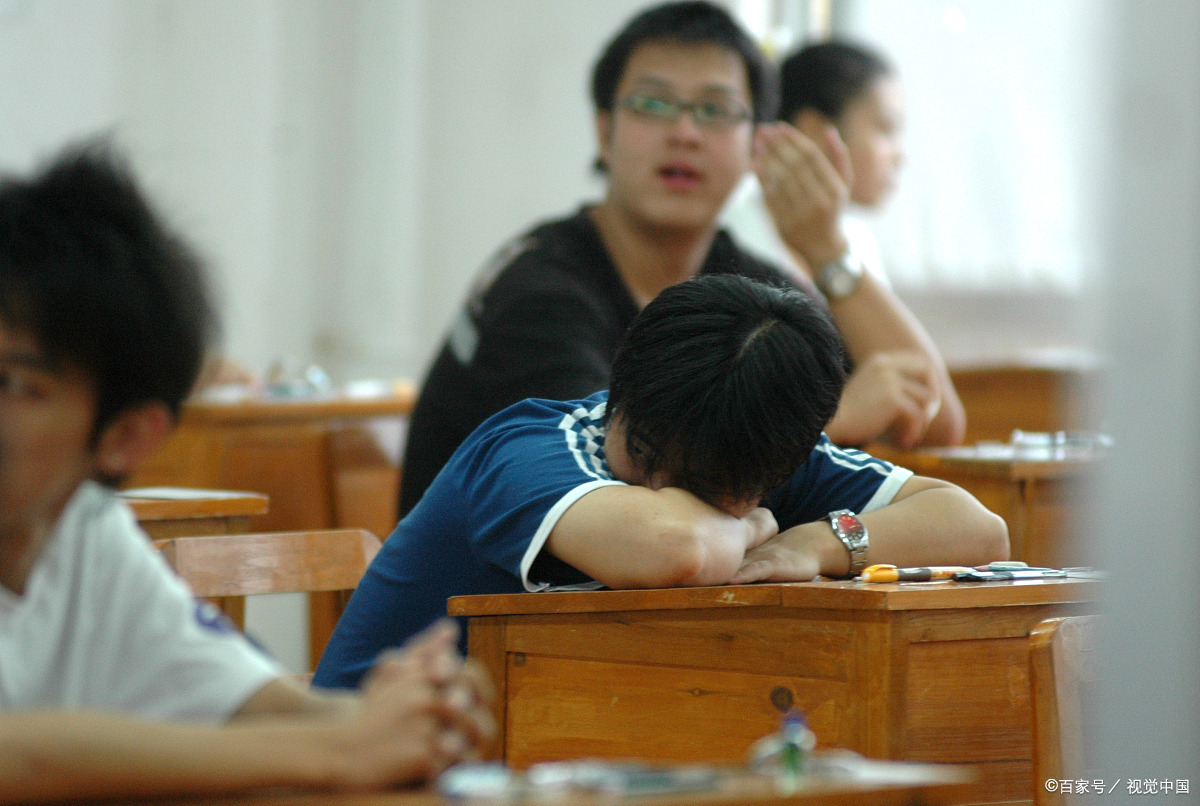 上课打瞌睡是控制不住的!为什么有时候上课会打瞌睡?